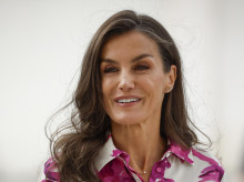 gente/20260916/llamativo-vestido-reina-letizia-corte-camisero-estampado-flores-acuarela_459283