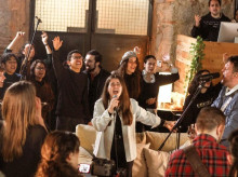 religion/20260916/food-truck-musica-directo-obispo-cientos-jovenes-juntos-jardines-catedral-vitoria_459377