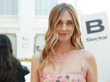 estilo-vida/moda/20260917/agua-bendita-llena-pasarela-flores-bordadas-chiara-ferragni-mete-pata-como-invitada_459718