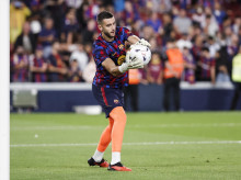 deportes/futbol/la-liga/20260917/joan-garcia-presenta-leves-molestias-rodilla-derecha-estara-aproximadamente-tres-semanas-baja_459975