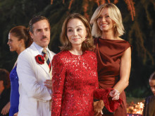 gente/20260918/isabel-preysler-susanna-griso-invitadas-elegantes-desfile-redondo-brand_460095