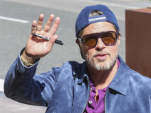 cine-tv-series/20260920/brad-pitt-responde-carino-fans-festival-san-sebastian-firma-autografos-durante-media-hora_460731