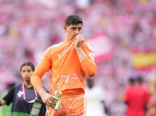 deportes/futbol/20260921/gestos-capitan-tuvo-courtois-perder-derbi-beso-escudo-duro-mensaje-redes_460957