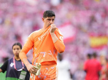 deportes/futbol/20260921/gestos-capitan-tuvo-courtois-perder-derbi-beso-escudo-duro-mensaje-redes_460957