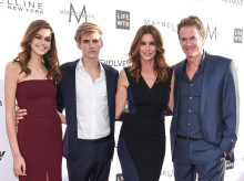 gente/20260922/polemico-tratamiento-sometio-hijo-cindy-crawford-antes-morir-le-aterrorizo_460943
