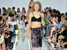 estilo-vida/moda/20260922/prada-faldas-loco_461541