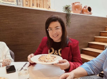 gente/20260923/ana-vazquez-diputada-gallega-expulsada-congreso-regresa-cada-verano-restaurante-padres-poner-cafes_461763