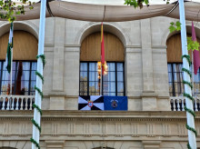 espana/andalucia/sevilla/20260923/ayuntamiento-sevilla-luce-banderas-ceuta-melilla-defensa-espanolidad_461923