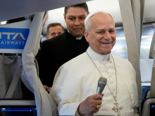 religion/vaticano/20260925/leon-xiv-responde-pregunta-personal-bordo-avion-papal-feliz-pesar-dificultades_462699