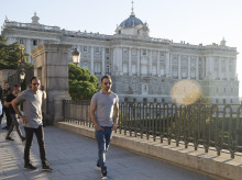 gente/20260927/lujoso-atico-alejandro-amenabar-madrid-7-millones-piscina-privada-vistas-palacio-real_462937