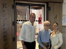 gente/20260925/woody-allen-rinde-asador-gallego-madrid-convertido-iman-famosos_462982