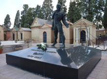 gente/20260926/isabel-pantoja-manda-flores-tumba-paquirri-42-aniversario-muerte_463192