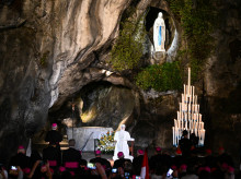 religion/iglesia/20260926/noche-mariana-leon-xiv-emotivas-imagenes-paso-papa-gruta-massabielle_463215