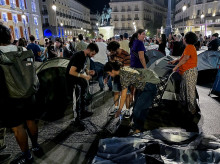 espana/20260926/sanchez-tiene-15m-cientos-personas-acampan-puerta-sol-manifestarse-vivienda_463218
