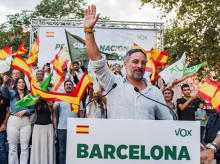 espana/20260927/abascal-milicias-sanchez-estan-acampadas-playa-trampolin-sol_463336