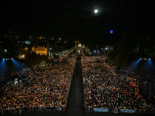 religion/iglesia/20260927/miles-llamas-responden-llamada-antigua-lourdes-historica-procesion-antorchas-presidida-leon-xiv_463392