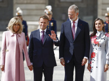 espana/casa-real/20260929/macron-vuelve-hacer-retrasa-45-minutos-recibimiento-reyes-palacio-real_463882
