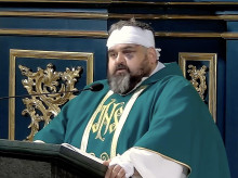 religion/20260929/sacerdotes-heridos-polonia-celebra-misa-dos-dias-despues-acuchillado-perdonamos_464092