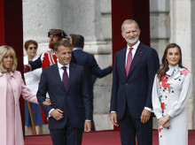 gente/20260929/reina-letizia-rescata-historico-vestido-pertegaz-reencuentro-emmanuel-brigitte-macron_464094