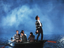cine-tv-series/20260929/remando-viento-pelicula-culto-gonzalo-suarez-hugh-grant-aguanto-ano-cines_464178