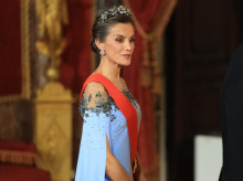 gente/20260930/letizia-deslumbra-carolina-herrera-celeste-recupera-tiara-floral-cena-gala-macron_464286