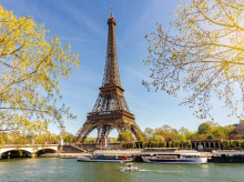 sociedad/20260930/director-torre-eiffel-dimite-excluir-trabajadoras-visita-grupo-religioso-hindu_464372