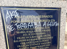 espana/madrid/20260930/acampados-sol-vandalizan-placa-homenajea-13-asesinados-eta_464549