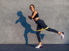 salud-y-bienestar/bienestar/deporte/20261004/once-ejercicios-bandas-elasticas-fortalecer-piernas-casa_464948