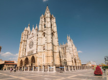 espana/castilla-y-leon/20261019/trabajais-mi-quitad-coche-foto-catedral-leon-acaba-pareja-condenada-pegar-varios-policias_471234