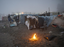 espana/20261003/nueva-noche-incidentes-playa-trampolin-ceuta-inmigrante-detenido-otro-herido_465646