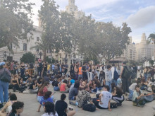 espana/comunidad-valenciana/20261003/concentracion-improvisada-toma-plaza-ayuntamiento-valencia-amaga-acampada-como-sol_465766