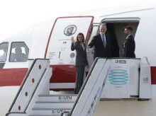 gente/20261005/reina-letizia-recupera-traje-cuadros-oversize-cuatro-horas-vuelo-finlandia_466213
