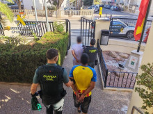 espana/comunidad-valenciana/20261006/dos-detenidos-calpe-seguir-atacar-dos-personas-robarles-rinonera_466536