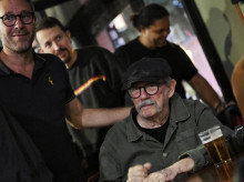 gente/20261007/silvio-rodriguez-trovador-jalea-acampada-sol-castrismo-canta-taberna-garibaldi-pablo-iglesias_467274