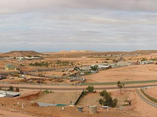 estilo-vida/viajar/20261010/ciudad-australia-donde-todo-mundo-vive-bajo-tierra-hoteles-bares-e-iglesias-subterraneas_467623