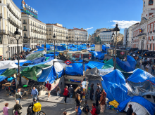 espana/madrid/20261009/comedor-biblioteca-periodico-fisioterapia-dentro-ciudad-acampada-izquierdista-sol_467668