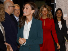 gente/20261009/sobriedad-reina-letizia-traje-trabajar-ante-llamativo-vestido-yolanda-diaz_467977