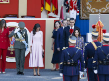 espana/20261012/sanchez-sufre-duro-abucheo-llegada-pese-encerrarse-tres-minutos-coche-minimizarlo_468682
