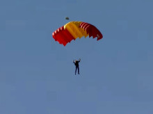 espana/defensa/20261012/asi-sido-salto-paracaidas-bandera-24-metros-cuadrados_468708