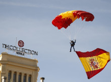 espana/defensa/20261012/asi-sido-salto-paracaidas-bandera-24-metros-cuadrados_468708