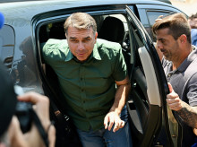 internacional/20261013/flavio-bolsonaro-visita-padre-prision-domiciliaria-levantarse-restriccion_469189