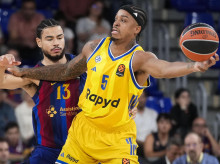 deportes/baloncesto/20261014/robinson-salva-barca-triple-sobre-bocina-ante-maccabi-tel-aviv_469318