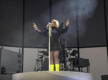 gente/20261014/amaia-montero-responde-criticas-ultimo-look-minivestido-negro-botas-fluor_469364