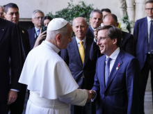 espana/madrid/20261014/mensaje-almeida-leon-xiv-operado-exito-pulmon-esta-presente-nuestras-oraciones_469423