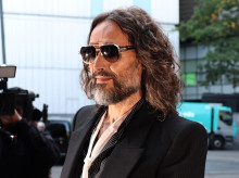 gente/20261014/russell-brand-depredador-sexual-despiadado-manipulador-segun-fiscalia_469457