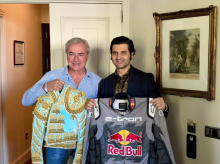 gente/20261016/emocionante-intercambio-trajes-faena-entre-morante-puebla-carlos-sainz_469877