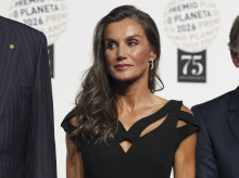 gente/20261016/reina-letizia-deslumbra-premio-planeta-espectacular-vestido-negro-guino-viejo-hollywood_470236