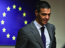 espana/20261016/sanchez-enrosca-sobre-mismo-tratar-eludir-criticas-mayoritarias-regularizacion-masiva_470585