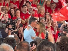 espana/madrid/20261017/pedro-sanchez-begona-gomez-besan-abrazan-bailan-inicio-mitin-psoe-fuenlabrada_470686