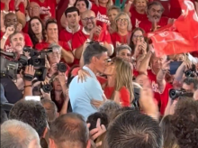 espana/madrid/20261017/pedro-sanchez-begona-gomez-besan-abrazan-bailan-inicio-mitin-psoe-fuenlabrada_470686